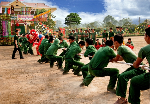 Thi đấu kéo co của cán bộ, chiến sĩ Trung đoàn 2 (Sư đoàn 9, Quân đoàn 4).